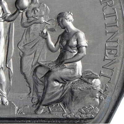 De numismatiek, onderdeel van de afbeelding op de voorzijdestempel van de gouden erepenning van Teylers Tweede Genootschap, door Joan Holtzhey (loden proefslag uit 2012)