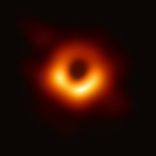 De revolutionaire allereerste foto van het zwarte gat - bewijs van de theorie van Einstein en Lorentz